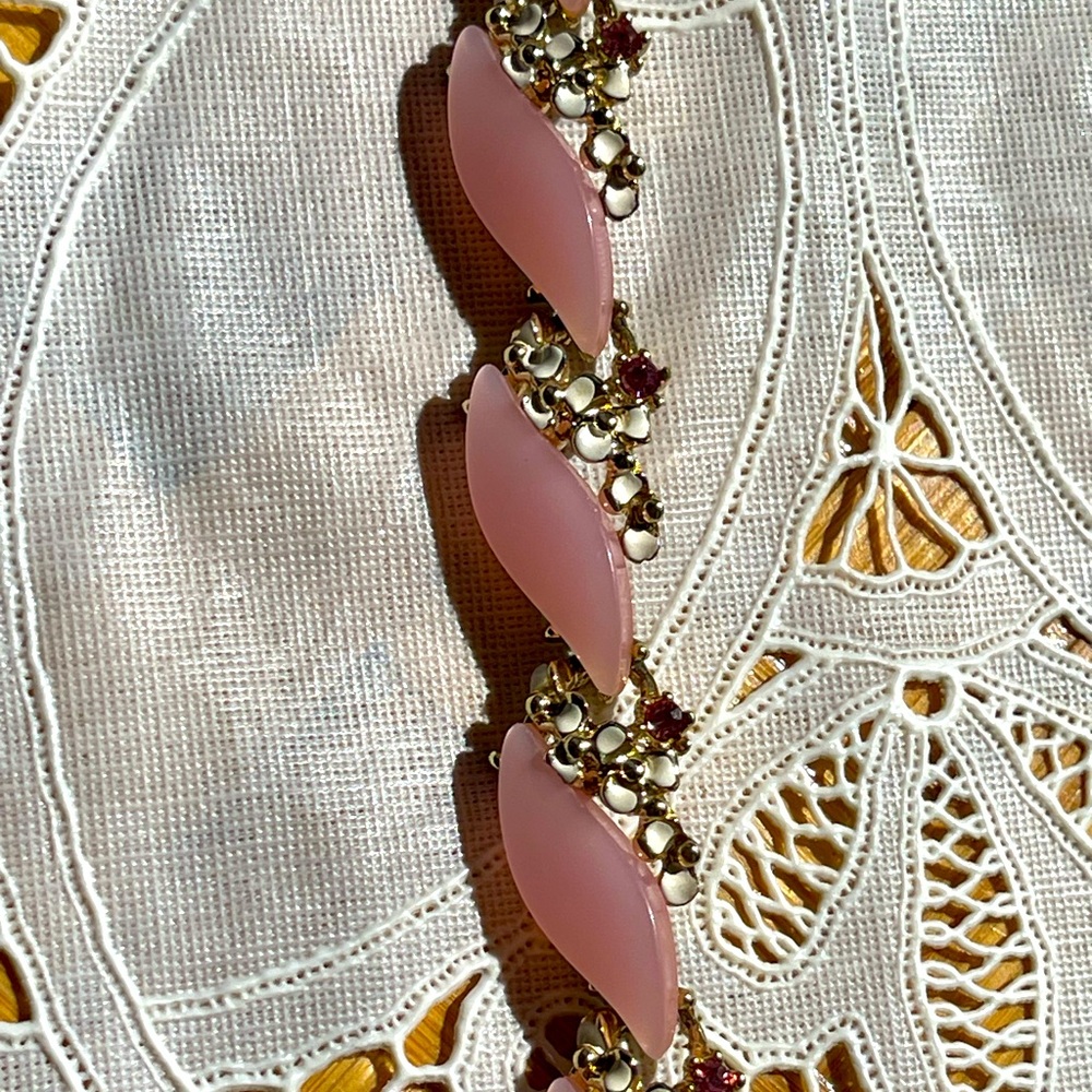 Vintage powder pink theromoset choker necklace with flowers and rhinestones - Picture 7 of 9